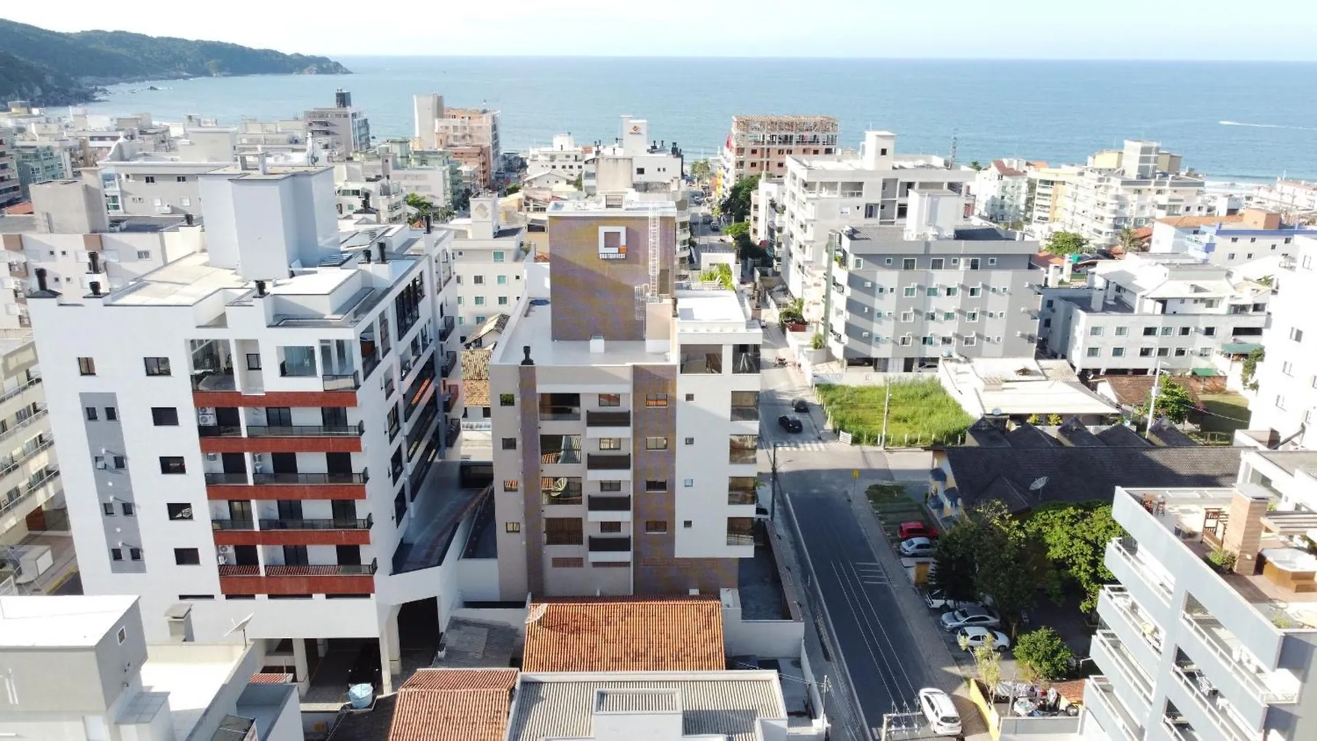 Apto Novo 2 Suites, Alto Padrao, Familiar, Piscina Aquecida No Condominio, 1 Quadra Mar Bombinhas 0*,  Brazil