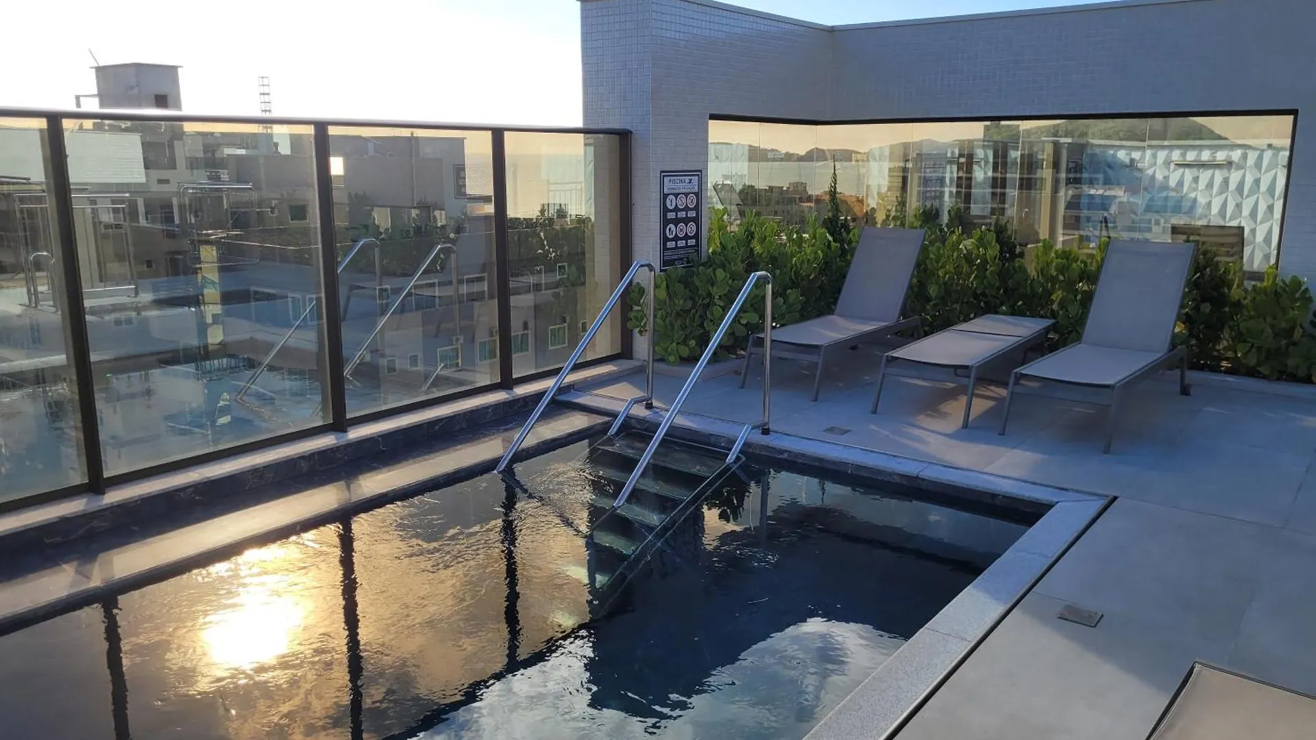 Apto Novo 2 Suites, Alto Padrao, Familiar, Piscina Aquecida No Condominio, 1 Quadra Mar Bombinhas
